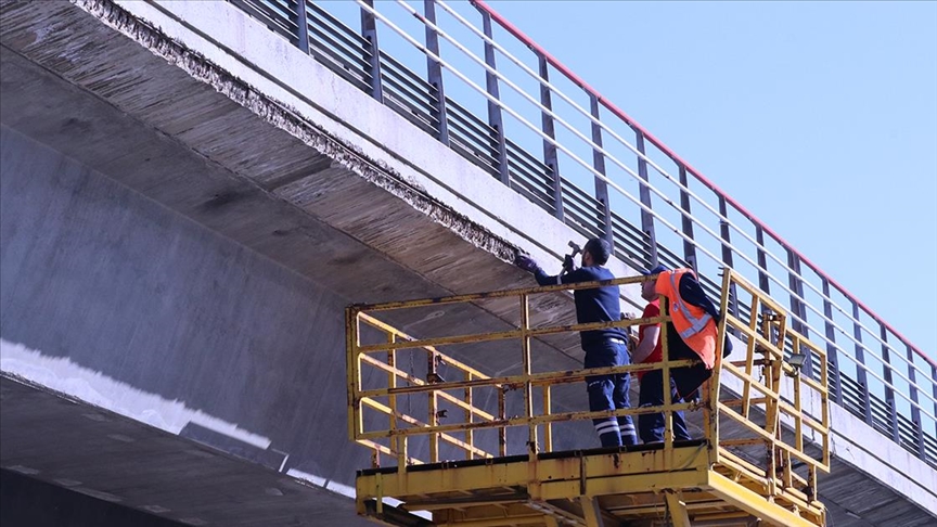 İzmir'de metro hattındaki üst geçitten dökülen beton parçaları tehlike oluşturuyor