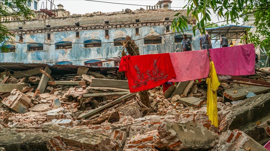 Жителите на градот Мандалеј се соочуваат со тешките последици од силниот земјотрес во Мјанмар