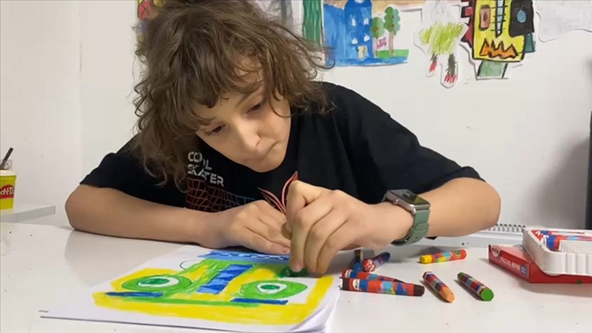 Resim tutkunu otizmli Ege, duygularını tuvale aktarıyor