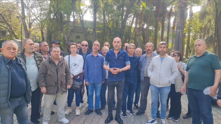 İzmir Büyükşehir Belediyesinden kıdem tazminatlarını alamayan emekliler eylemlerini sürdürdü