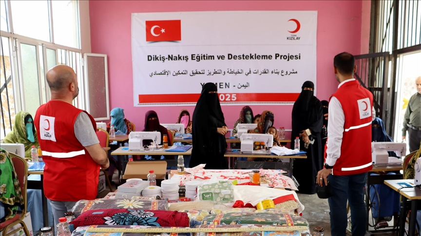 الهلال الأحمر التركي يوزع آلات خياطة على نزيلات سجن بعدن اليمنية