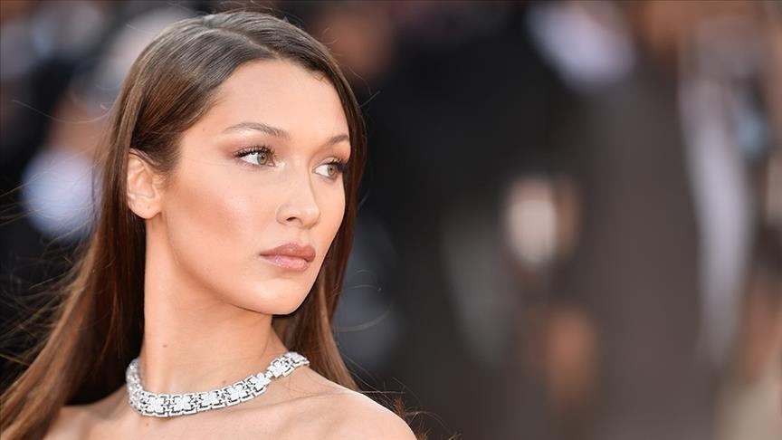 Paris : Le mannequin américain Bella Hadid brandit le drapeau palestinien