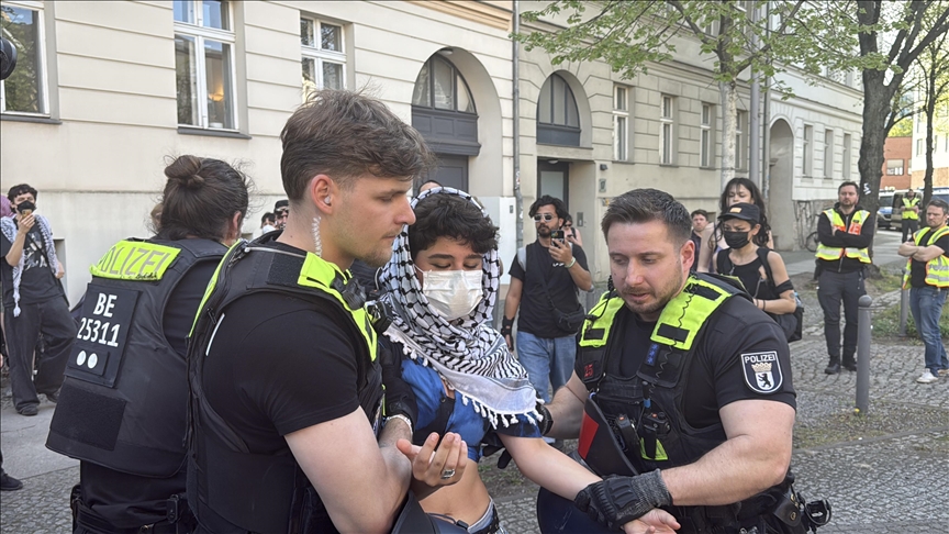 Berlin'de Humboldt Üniversitesinde öğrenciler Filistin'e destek gösterisi yaptı