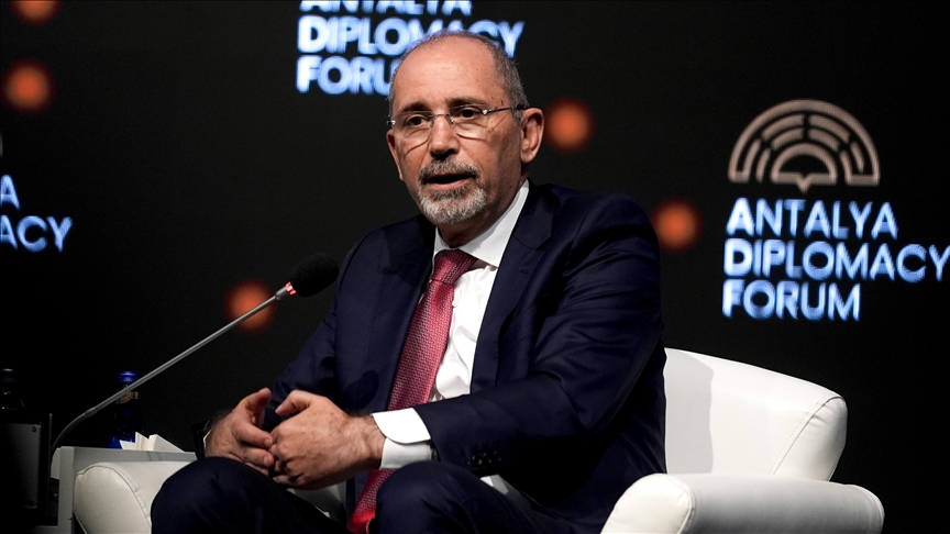 Jordan’s foreign minister visits Syria, meets with president
