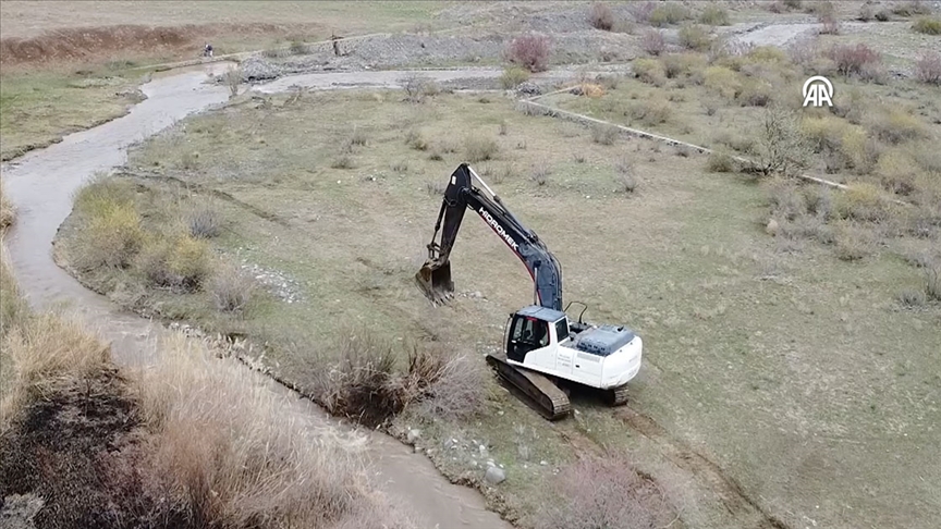 En kurak illerden Iğdır'daki 200 kilometrelik sulama kanalları temizleniyor