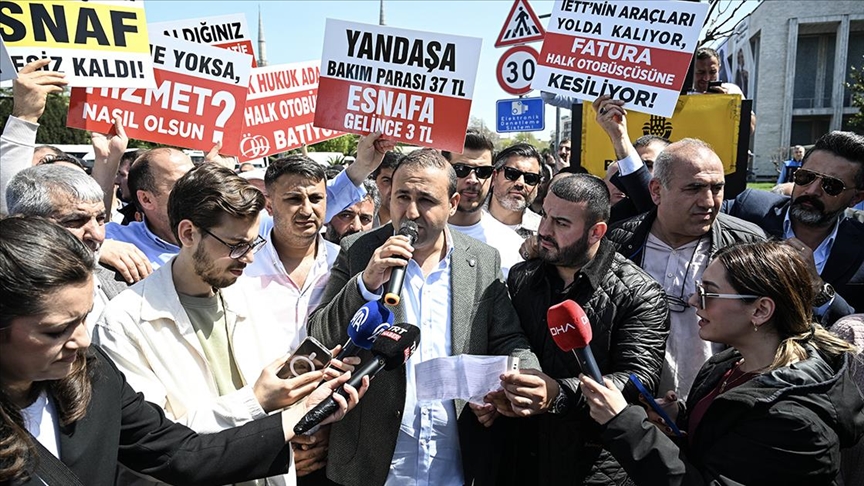 İstanbul'da özel halk otobüsü sahiplerinden İBB önünde eylem
