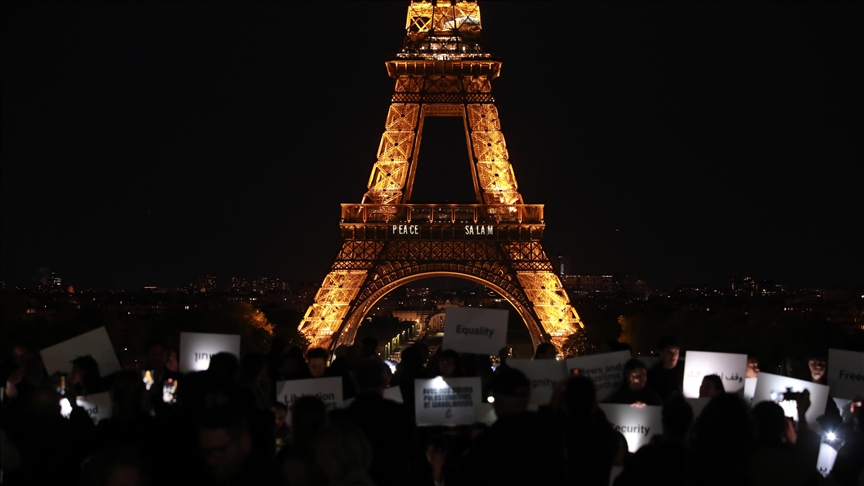 Kulla Eiffel ndriçohet me fjalën "paqe" në solidaritet me Gazën