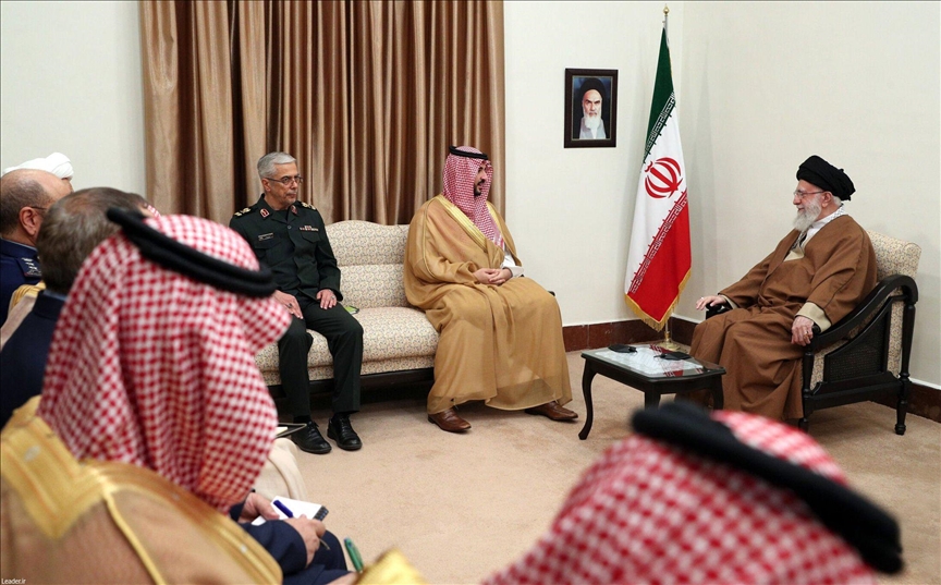 وزير الدفاع السعودي يلتقي خامنئي ويسلمه رسالة من الملك سلمان
