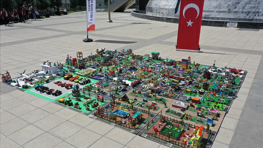 Balıkesir'de 150 öğrenci 75 bin lego parçasını birleştirerek hayallerindeki kenti oluşturdu