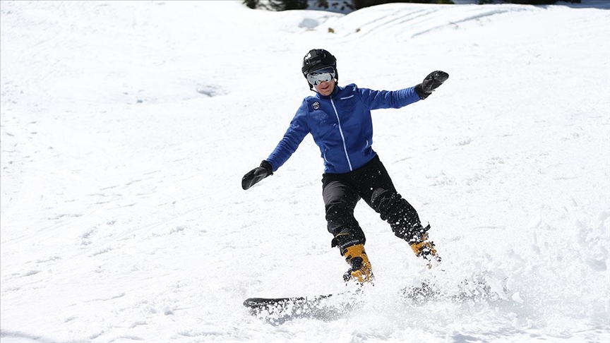 Anaokulunda başladığı snowboardda Türkiye birincisi olan liseli Arda'nın hedefi milli takım