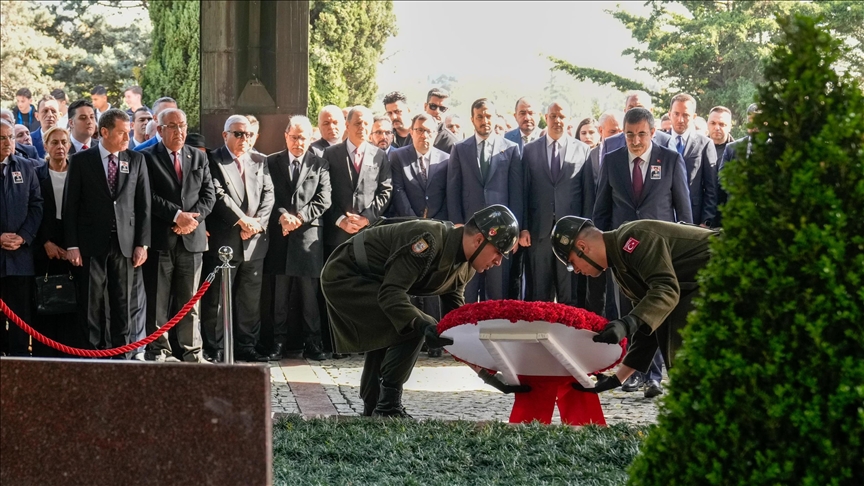 Cumhurbaşkanı Yardımcısı Yılmaz, 8. Cumhurbaşkanı Özal'ın kabrindeki anma programına katıldı