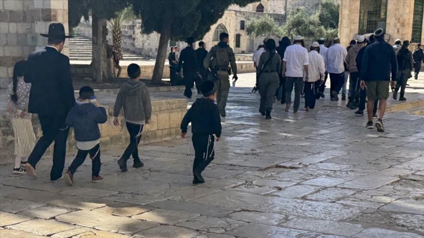 Israeli Knesset member joins thousands of illegal settlers in storming Al-Aqsa Mosque in Jerusalem