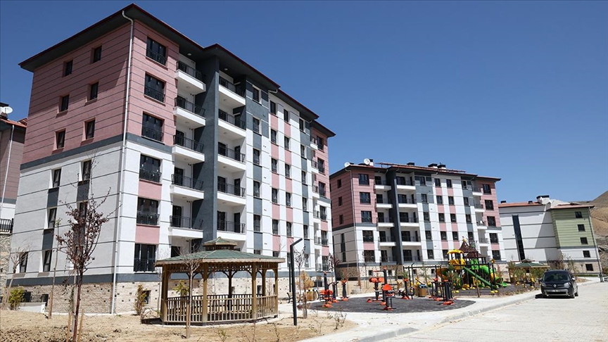 Malatya'nın Darende ilçesindeki deprem konutlarına ilk afetzede aile yerleşti