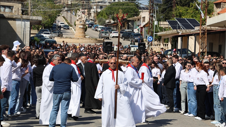 مسيحيو لبنان يُحيون "الجمعة العظيمة" بمسيرات وقداسات