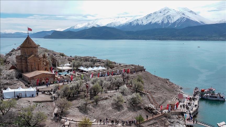 Van'da "3. Akdamar Adası Badem Çiçeği Festivali" başladı