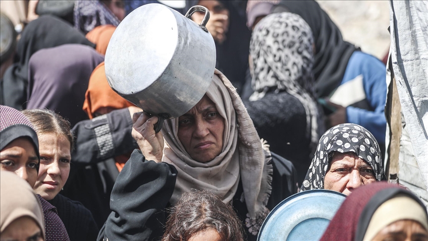 غزة بين حصار وتجويع.. فلسطينيون ينبشون النفايات بحثا عن حياة (تقرير)