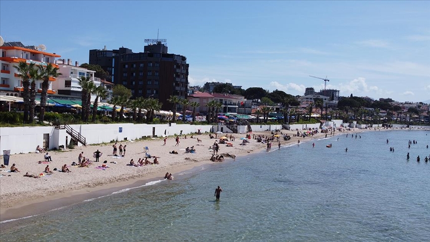 Havanın ısınmasıyla Kuşadası'ndaki sahillerde hareketlilik yaşandı