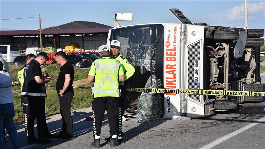 Afyonkarahisar'da servis midibüsü ile otomobilin çarpıştığı kazada 12 kişi yaralandı