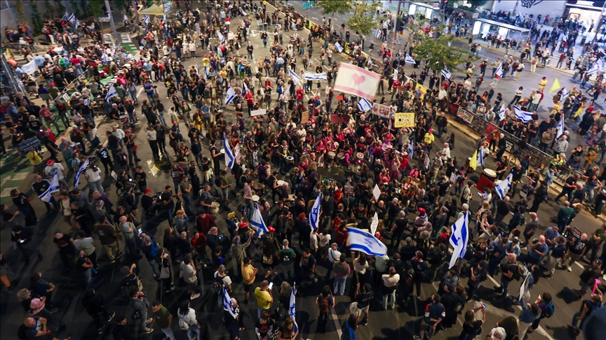 Families of Israeli hostages rally on Gaza border to prisoner swap with Palestinians