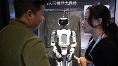 Studiuesit kinezë zhvillojnë robotin më të vogël amfib që ndryshon formën