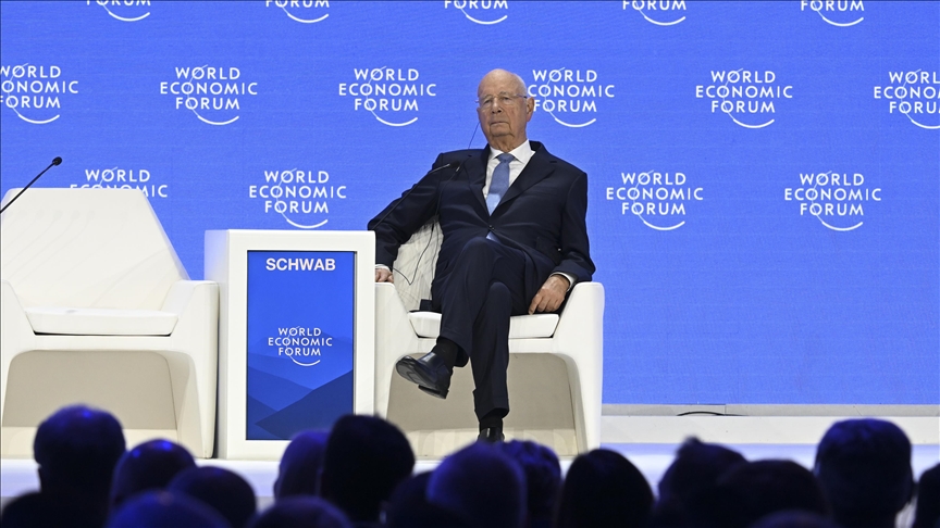El fundador del Foro Económico Mundial renuncia a la presidencia y a su puesto en la junta directiva del foro