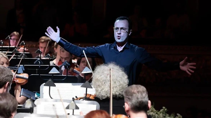 CSO Şefi Deliorman, Tarihi Bolşoy Tiyatrosu'nda konser yöneten ilk Türk şef oldu