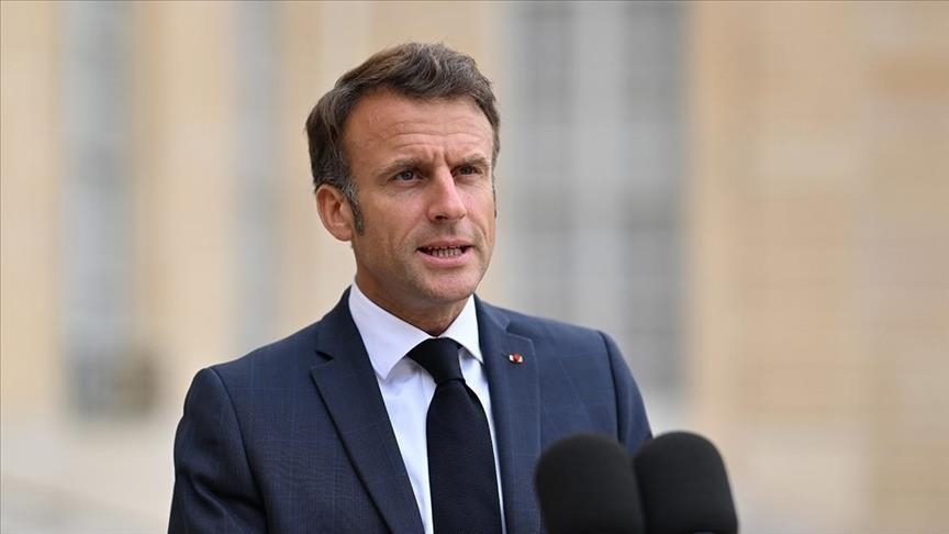 Emmanuel Macron rend hommage au Pape François