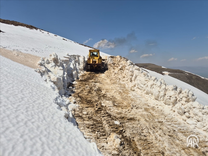 Li deverên bilind ên Mûşê xebatên avêtina berfê û vekirina rêyan dewam dikin