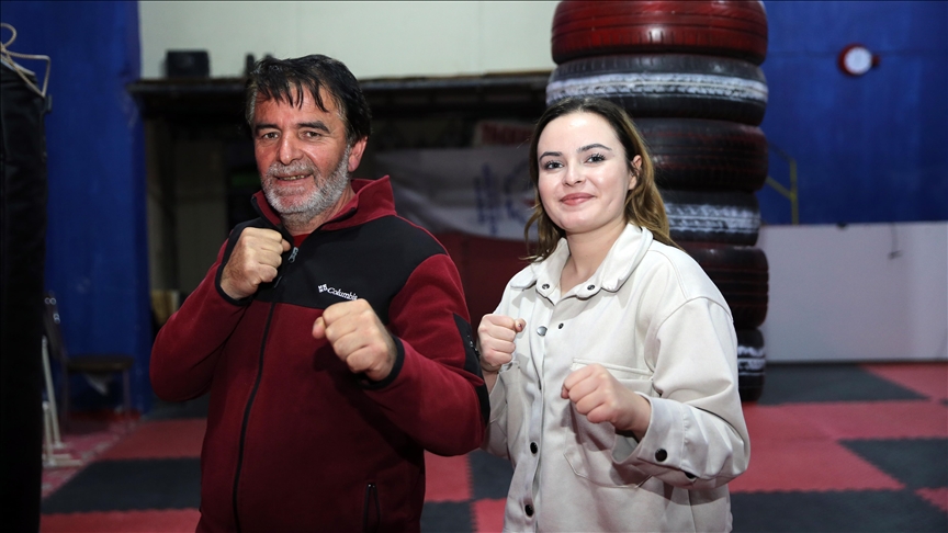 Tekvando antrenörü baba-kız, yeni sporcular yetiştiriyor