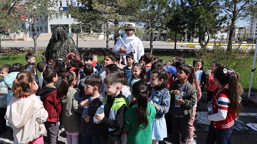 Sivas Jandarma Komutanlığı kapılarını çocuklar için açtı