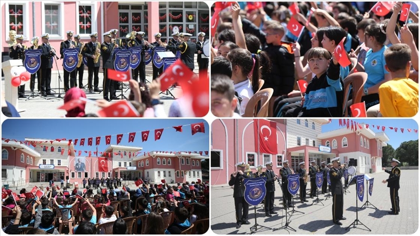 Çanakkale Boğaz ve Garnizon Komutanlığı Bandosu köy okulunda konser verdi