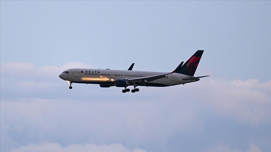 Mesin pesawat Delta Air lines terbakar, penumpang berhasil dievakuasi