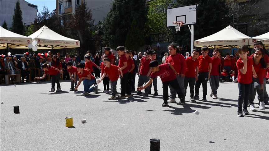 Bilecik'te çocuklar unutulmaya yüz tutmuş oyunlarla eğlendi