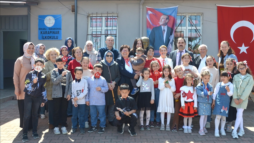Kocaeli'de huzurevi sakinleri, ilkokul ve anaokulundaki çocukları ziyaret etti