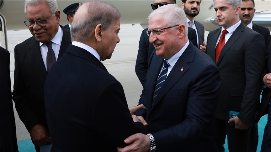 Bakan Güler, Ankara'ya gelen Pakistan Başbakanı Şerif'i havalimanında karşıladı