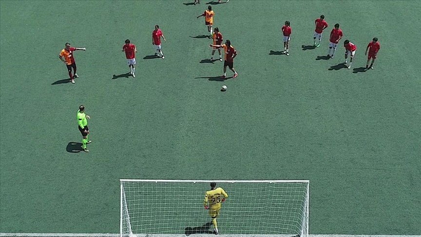 Galatasaraylı eski futbolcular, Cizre'de gençlerle dostluk maçı yaptı