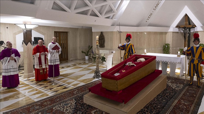 Vatikani shpërndan pamjet e para të trupit të Papa Françeskut