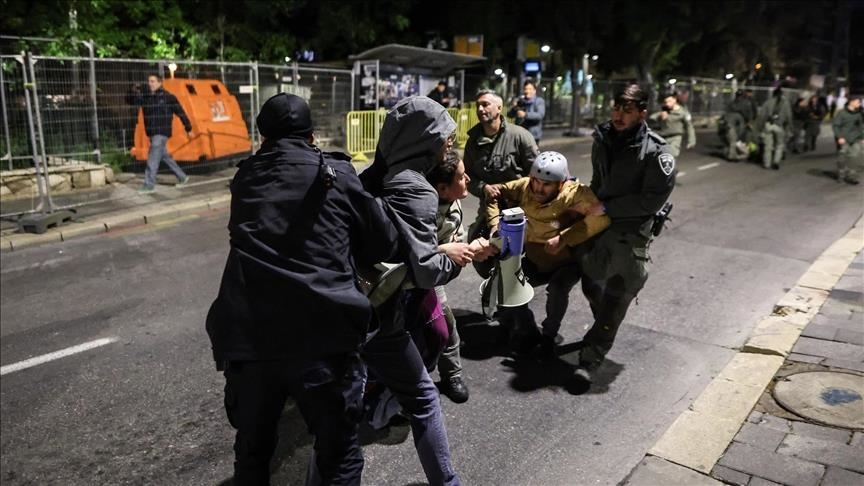تل أبيب.. الشرطة الإسرائيلية تخلي بالقوة مظاهرة مناهضة للحكومة 