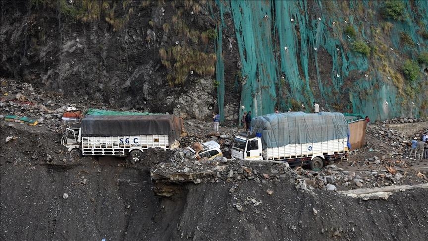 Најмалку пет лица загинаа во одрони и громови во Џаму и Кашмир