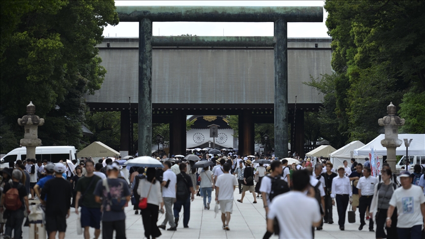 Japonya'da milletvekilleri, tartışmalı Yasukuni Tapınağı'nı ziyaret etti