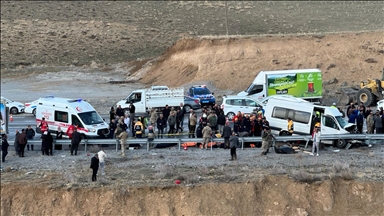 Van'da minibüsle kamyonetin çarpıştığı kazada 7 kişi öldü, 12 kişi yaralandı