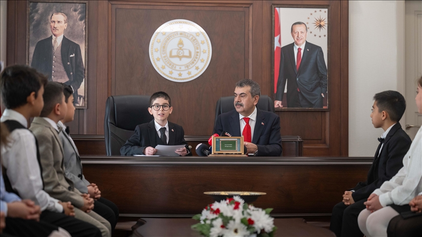 Milli Eğitim Bakanı Tekin, koltuğunu 12 yaşındaki Hasbal'a devretti