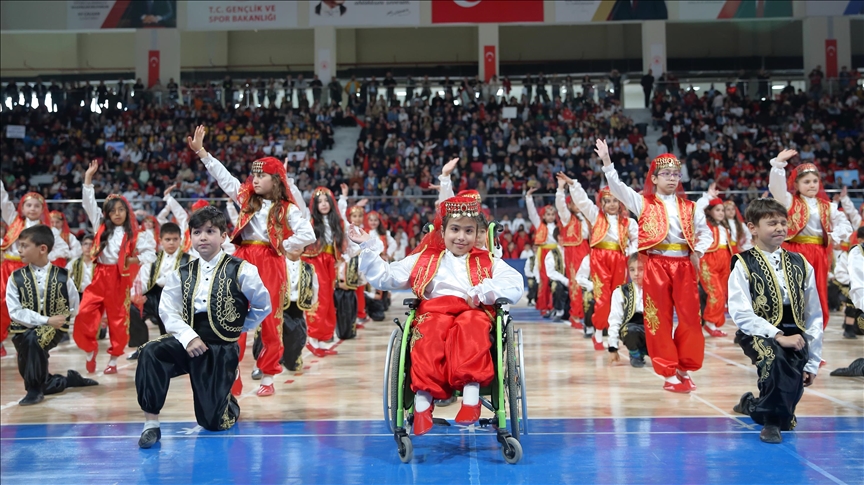 Bedensel engelli Selenay, tekerlekli sandalyesiyle bayram gösterisine katıldı