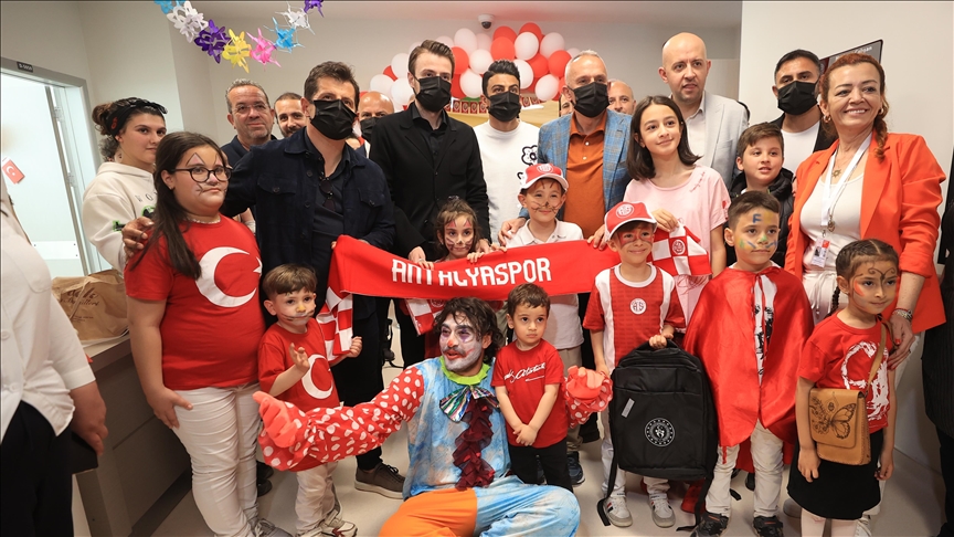 Antalyaspor teknik direktörü Belözoğlu ile futbolcular hastanede çocukları ziyaret etti
