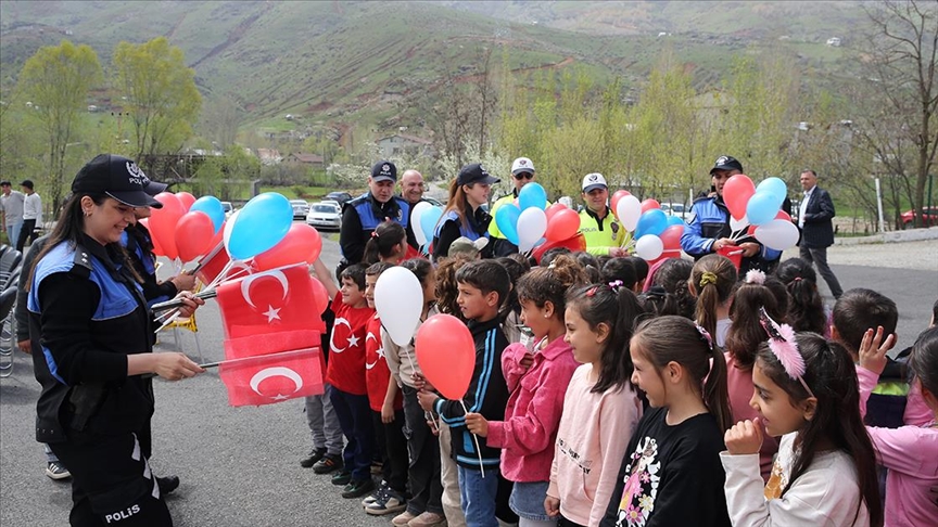 Muş'ta polis ekipleri köydeki çocuklara 23 Nisan coşkusu yaşattı