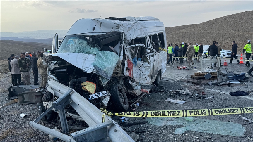 Van'da minibüsle kamyonetin çarpıştığı kazada ölenlerin sayısı 8'e yükseldi