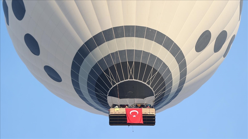 Kapadokya'da balonlara takılan Türk bayrakları gökyüzünde dalgalandı