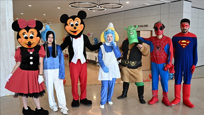 Doğumlarına eşlik ettikleri çocukları çeşitli etkinliklerle eğlendiriyorlar