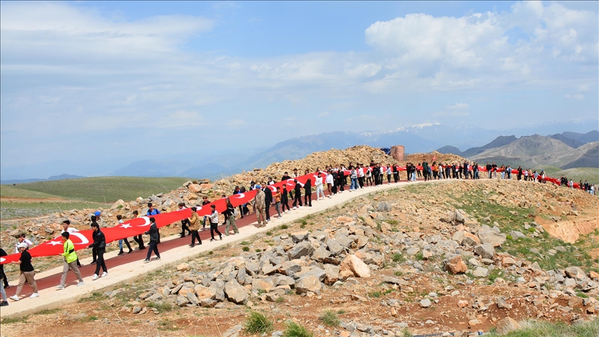 Cudi Dağı'nda 105 çocukla 105 metre uzunluğunda Türk bayrağı açıldı