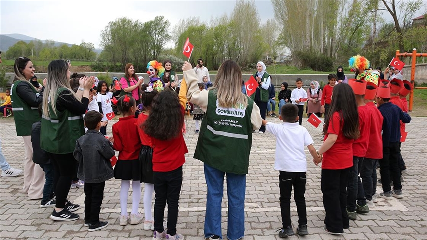 Yeşilay gönüllüleri gittikleri köyde çocukları hem eğlendirdi hem de bilgilendirdi